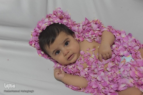 آیین گل‌غلتان نوزادان در خانه تاریخی پورحسینی های شهرستان سمنان