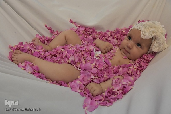 آیین گل‌غلتان نوزادان در خانه تاریخی پورحسینی های شهرستان سمنان