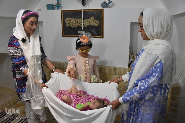 آیین گل‌غلتان نوزادان در خانه تاریخی پورحسینی های شهرستان سمنان