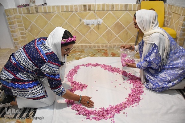 آیین گل‌غلتان نوزادان در خانه تاریخی پورحسینی های شهرستان سمنان