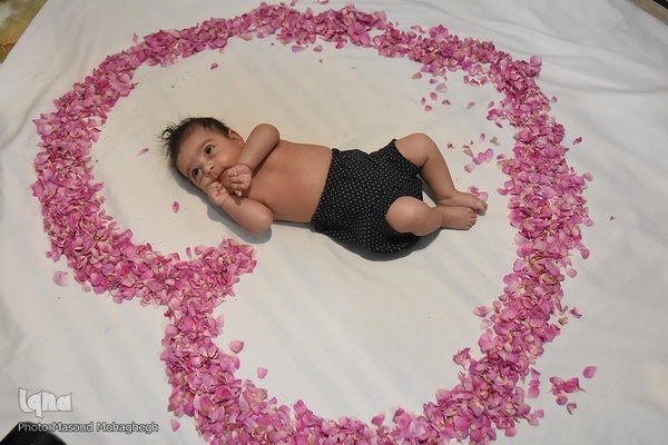 آیین گل‌غلتان نوزادان در خانه تاریخی پورحسینی های شهرستان سمنان