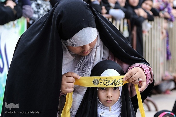 اجرای سرود «سلام فرمانده» ۲۰۰۰ کودک شیرازی از حرم آستانه‎‎