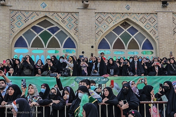 اجرای سرود «سلام فرمانده» ۲۰۰۰ کودک شیرازی از حرم آستانه‎‎