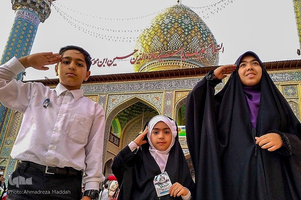 اجرای سرود «سلام فرمانده» ۲۰۰۰ کودک شیرازی از حرم آستانه‎‎