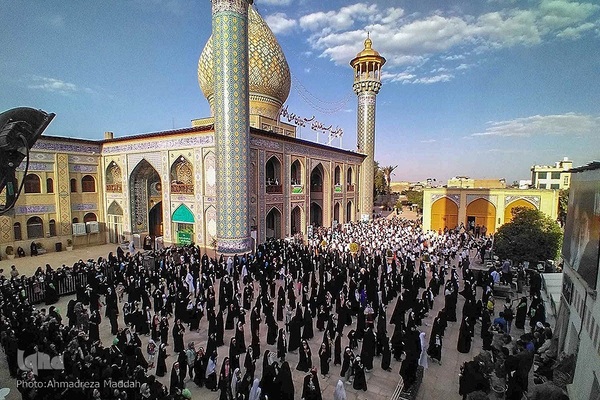 اجرای سرود «سلام فرمانده» ۲۰۰۰ کودک شیرازی از حرم آستانه‎‎