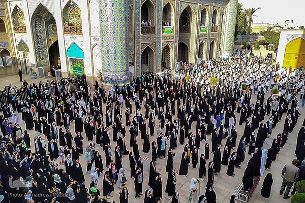 اجرای سرود «سلام فرمانده» ۲۰۰۰ کودک شیرازی از حرم آستانه‎‎