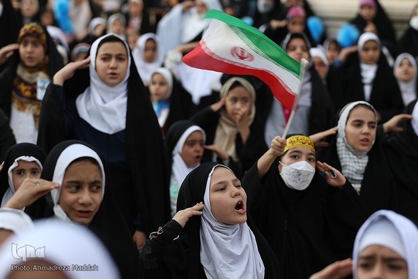 اجرای سرود «سلام فرمانده» ۲۰۰۰ کودک شیرازی از حرم آستانه‎‎