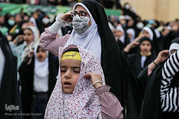 اجرای سرود «سلام فرمانده» ۲۰۰۰ کودک شیرازی از حرم آستانه‎‎