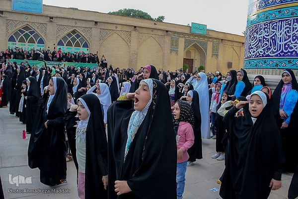 اجرای سرود «سلام فرمانده» ۲۰۰۰ کودک شیرازی از حرم آستانه‎‎