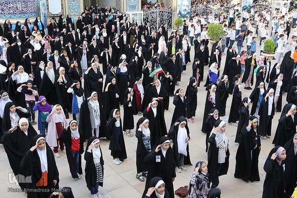 اجرای سرود «سلام فرمانده» ۲۰۰۰ کودک شیرازی از حرم آستانه‎‎