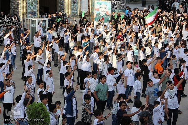 اجرای سرود «سلام فرمانده» ۲۰۰۰ کودک شیرازی از حرم آستانه‎‎