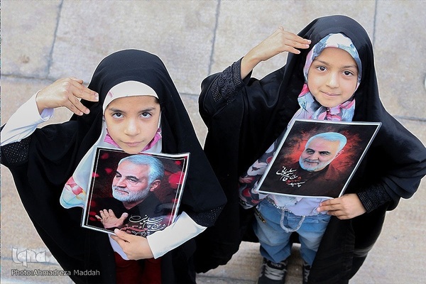 اجرای سرود «سلام فرمانده» ۲۰۰۰ کودک شیرازی از حرم آستانه‎‎