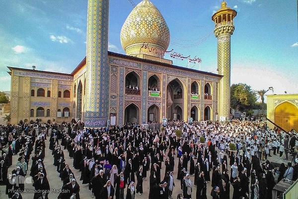 اجرای سرود «سلام فرمانده» ۲۰۰۰ کودک شیرازی از حرم آستانه‎‎