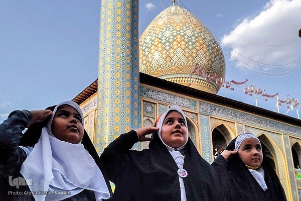 اجرای سرود «سلام فرمانده» ۲۰۰۰ کودک شیرازی از حرم آستانه‎‎