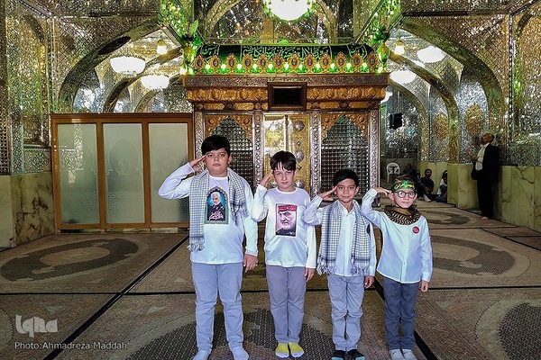 اجرای سرود «سلام فرمانده» ۲۰۰۰ کودک شیرازی از حرم آستانه‎‎