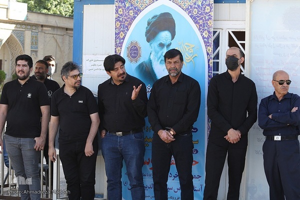 مراسم تشییع پیکر مرحومه عصمت صاحب نظر مادر شهید محمد علیپور اصطهباناتی از شهدای تازه تفحص شده دوران دفاع مقدس