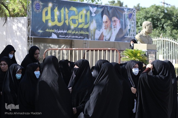 مراسم تشییع پیکر مرحومه عصمت صاحب نظر مادر شهید محمد علیپور اصطهباناتی از شهدای تازه تفحص شده دوران دفاع مقدس