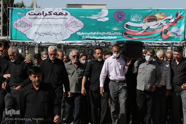 مراسم تشییع پیکر مرحومه عصمت صاحب نظر مادر شهید محمد علیپور اصطهباناتی از شهدای تازه تفحص شده دوران دفاع مقدس