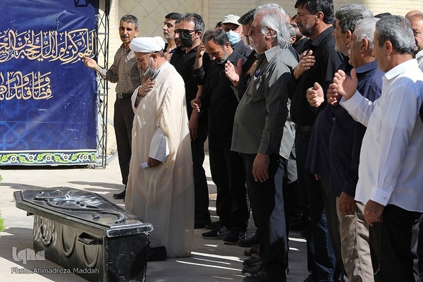 مراسم تشییع پیکر مرحومه عصمت صاحب نظر مادر شهید محمد علیپور اصطهباناتی از شهدای تازه تفحص شده دوران دفاع مقدس