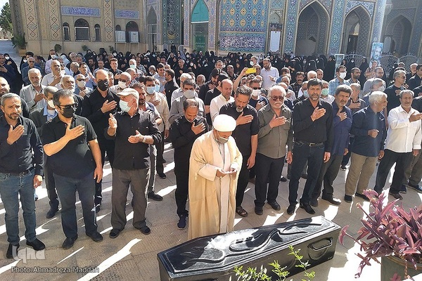 مراسم تشییع پیکر مرحومه عصمت صاحب نظر مادر شهید محمد علیپور اصطهباناتی از شهدای تازه تفحص شده دوران دفاع مقدس