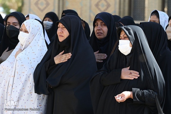 مراسم تشییع پیکر مرحومه عصمت صاحب نظر مادر شهید محمد علیپور اصطهباناتی از شهدای تازه تفحص شده دوران دفاع مقدس