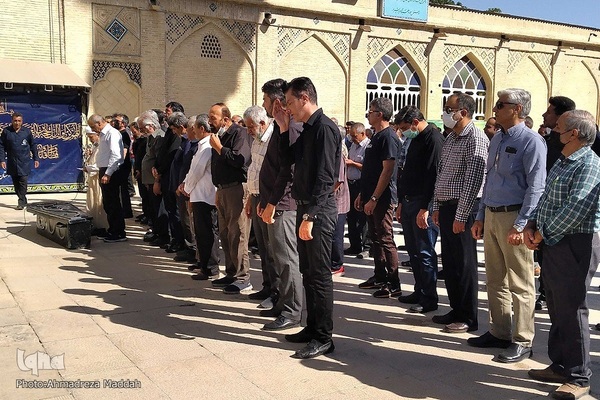 مراسم تشییع پیکر مرحومه عصمت صاحب نظر مادر شهید محمد علیپور اصطهباناتی از شهدای تازه تفحص شده دوران دفاع مقدس