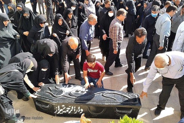 مراسم تشییع پیکر مرحومه عصمت صاحب نظر مادر شهید محمد علیپور اصطهباناتی از شهدای تازه تفحص شده دوران دفاع مقدس