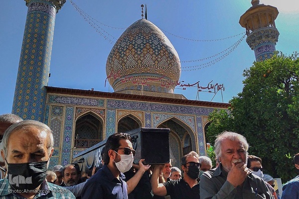 مراسم تشییع پیکر مرحومه عصمت صاحب نظر مادر شهید محمد علیپور اصطهباناتی از شهدای تازه تفحص شده دوران دفاع مقدس