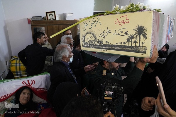 تصاویر آرشیوی از مراسم تشییع پیکر مطهر شهید محمد علیپور اصطهباناتی از شهدای تازه تفحص شده دوران دفاع مقدس در زمان حیات مرحومه عصمت صاحب نظر، مادر این شهید والامقام