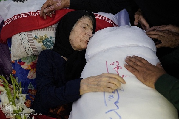 تصاویر آرشیوی از مراسم تشییع پیکر مطهر شهید محمد علیپور اصطهباناتی از شهدای تازه تفحص شده دوران دفاع مقدس در زمان حیات مرحومه عصمت صاحب نظر، مادر این شهید والامقام