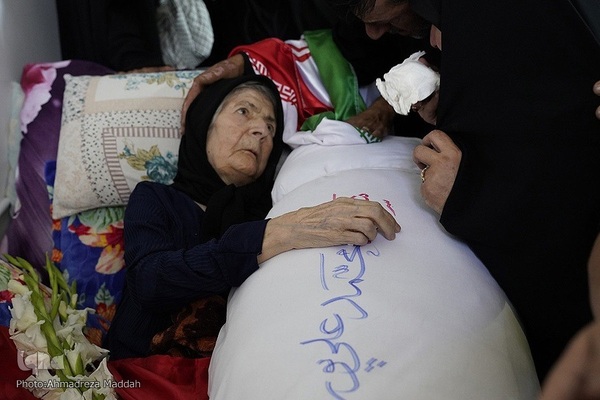 تصاویر آرشیوی از مراسم تشییع پیکر مطهر شهید محمد علیپور اصطهباناتی از شهدای تازه تفحص شده دوران دفاع مقدس در زمان حیات مرحومه عصمت صاحب نظر، مادر این شهید والامقام