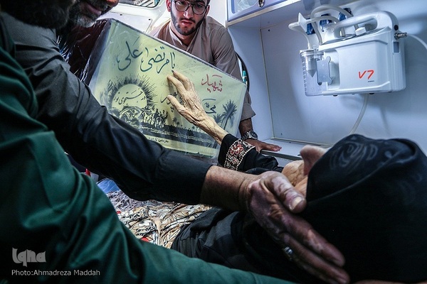 تصاویر آرشیوی از مراسم تشییع پیکر مطهر شهید محمد علیپور اصطهباناتی از شهدای تازه تفحص شده دوران دفاع مقدس در زمان حیات مرحومه عصمت صاحب نظر، مادر این شهید والامقام