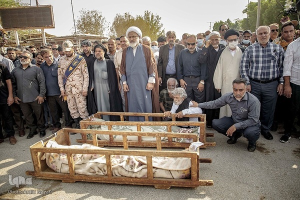 تشییع و تدفین دو نفر از جانباختگان حادثه متروپل
