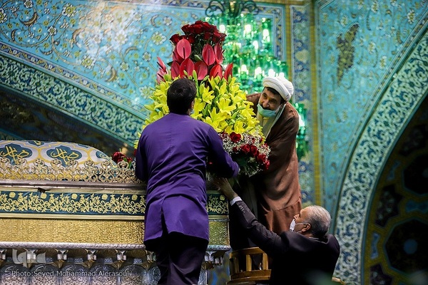 تعویض گلدان‌های ضریح رضوی
