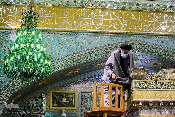 تعویض گلدان‌های ضریح رضوی