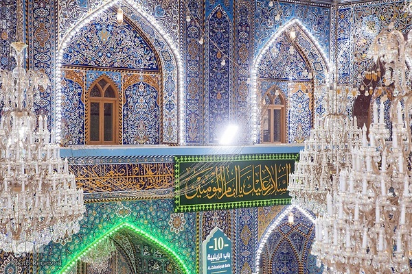 نصب کتیبه های متبرک به نام امام رضا (ع) در حرم مطهر حسینی