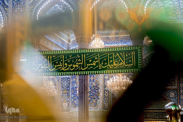 نصب کتیبه های متبرک به نام امام رضا (ع) در حرم مطهر حسینی