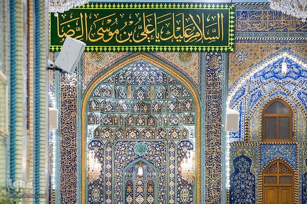 نصب کتیبه های متبرک به نام امام رضا (ع) در حرم مطهر حسینی