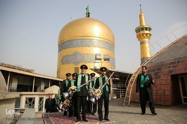 آیین تعویض پرچم گنبد حرم مطهر امام رضا(ع)
