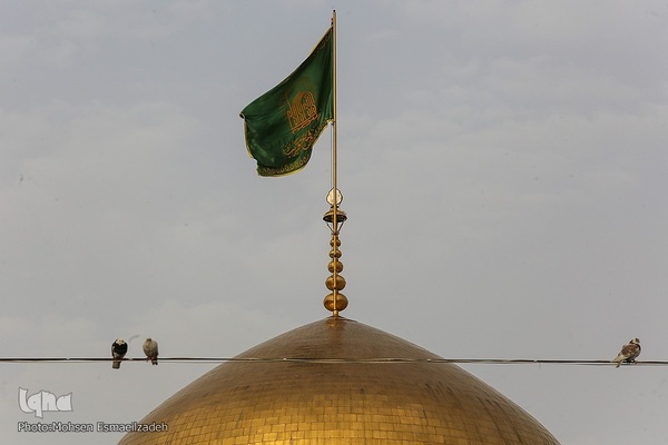 آیین تعویض پرچم گنبد حرم مطهر امام رضا(ع)