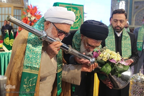 آیین تعویض پرچم گنبد حرم مطهر امام رضا(ع)