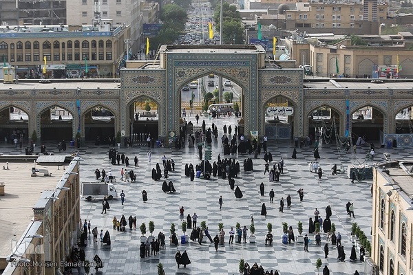 آیین تعویض پرچم گنبد حرم مطهر امام رضا(ع)