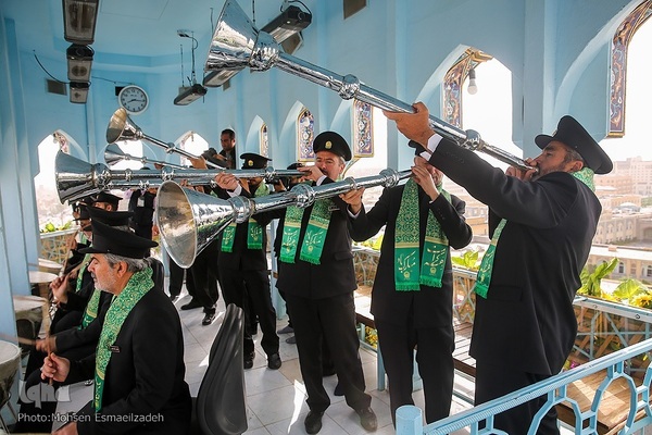 آیین تعویض پرچم گنبد حرم مطهر امام رضا(ع)