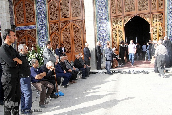 مجلس ترحیم حجت الاسلام سید محمود دعایی سرپرست روزنامه اطلاعات و همچنین هشت درگذشته حادثه اخیر قطار در مسجد حظیره یزد