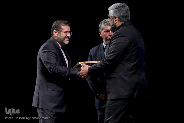 تجلیل از خانواده مرحوم حجت‌الاسلام والمسلمین سیدمحمود دعایی، مدیر مسئول فقید موسسه اطلاعات