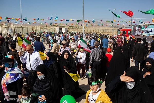 سرود " سلام فرمانده "در ورزشگاه ۱۵ هزار نفری سردار آزادگان شهر قزوین