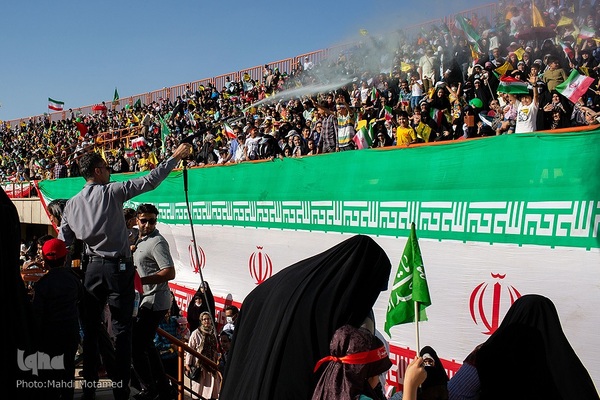 سرود " سلام فرمانده "در ورزشگاه ۱۵ هزار نفری سردار آزادگان شهر قزوین