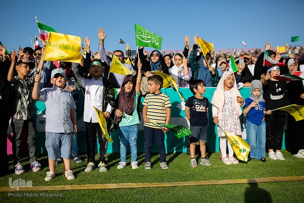 سرود " سلام فرمانده "در ورزشگاه ۱۵ هزار نفری سردار آزادگان شهر قزوین