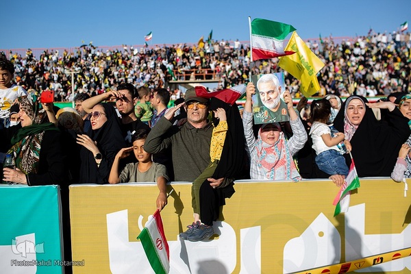 سرود " سلام فرمانده "در ورزشگاه ۱۵ هزار نفری سردار آزادگان شهر قزوین