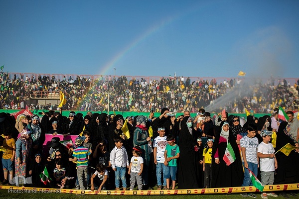 سرود " سلام فرمانده "در ورزشگاه ۱۵ هزار نفری سردار آزادگان شهر قزوین